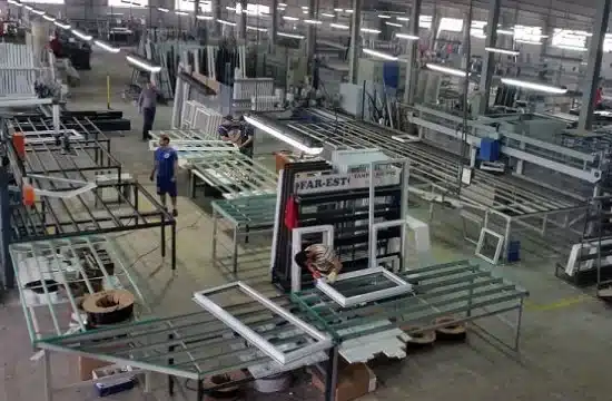 Produzione di infissi in PVC nello stabilimento FAR-EST